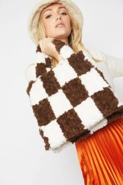 JAYLEY Shearling Checkered Tote Bag In Chocolate And Cream -Deals Fabulous Women Wear Store jayley shearling checkered tote bag in chocolate and cream p10752 75112 image