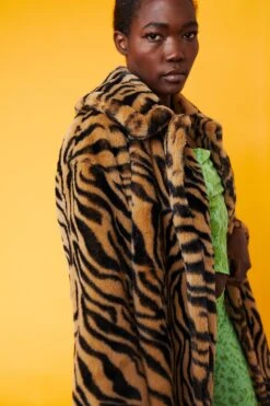 JAYLEY Tiger Print Faux Fur Bag -Deals Fabulous Women Wear Store jayley tiger print faux fur bag p4947 76468 image